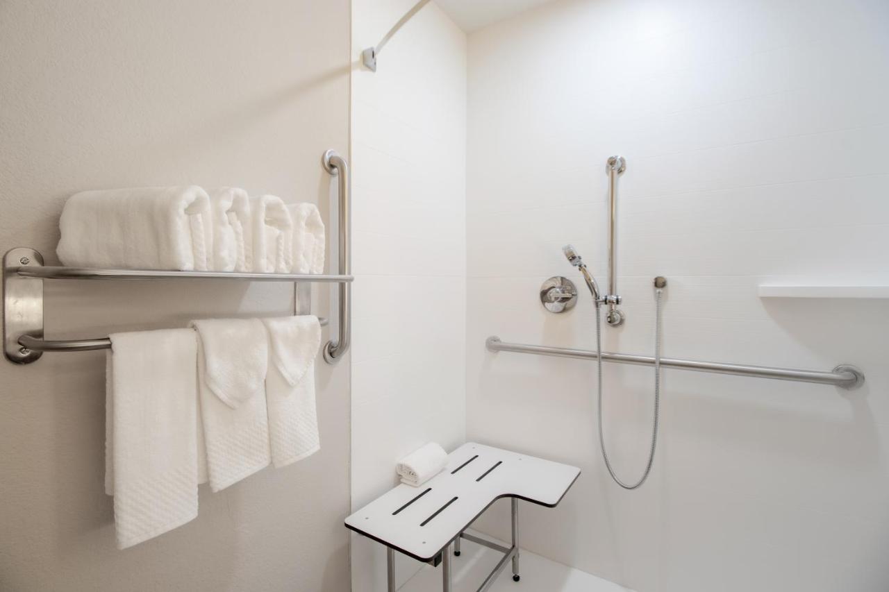 King Room with Roll-In Shower - Disability Access/Non Smoking at Econo Lodge Inn & Suites Foley - North Gulf Shores