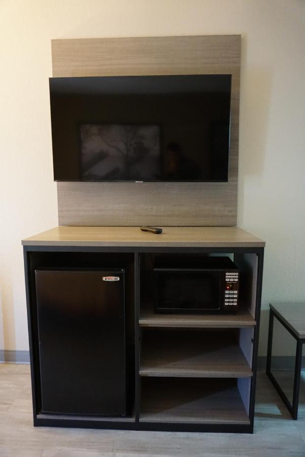 King Suite at Super 8 by Wyndham Pennsville/Wilmington