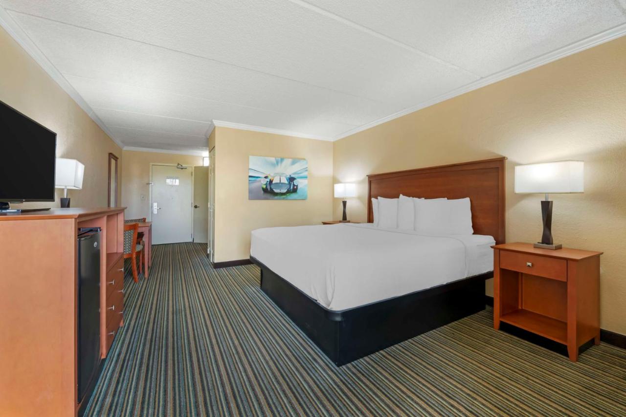 King Room with Bathtub and Balcony - Non-Smoking/Disability Access at Best Western International Speedway Hotel