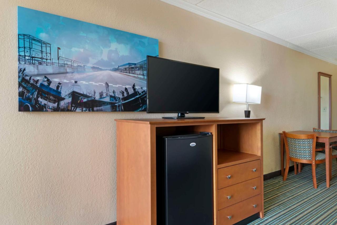 King Room with Bathtub and Balcony - Non-Smoking/Disability Access at Best Western International Speedway Hotel