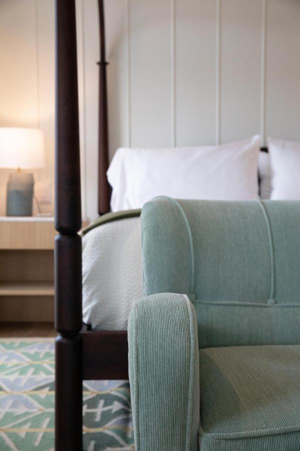 | Canoe Place Inn & Cottages