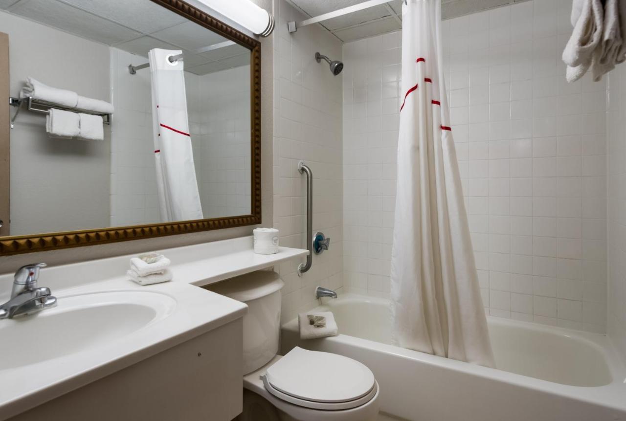 Double Room at Red Roof Inn & Suites Newark - University