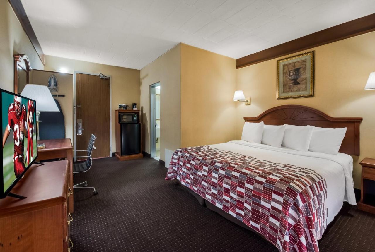 King Room at Red Roof Inn & Suites Newark - University
