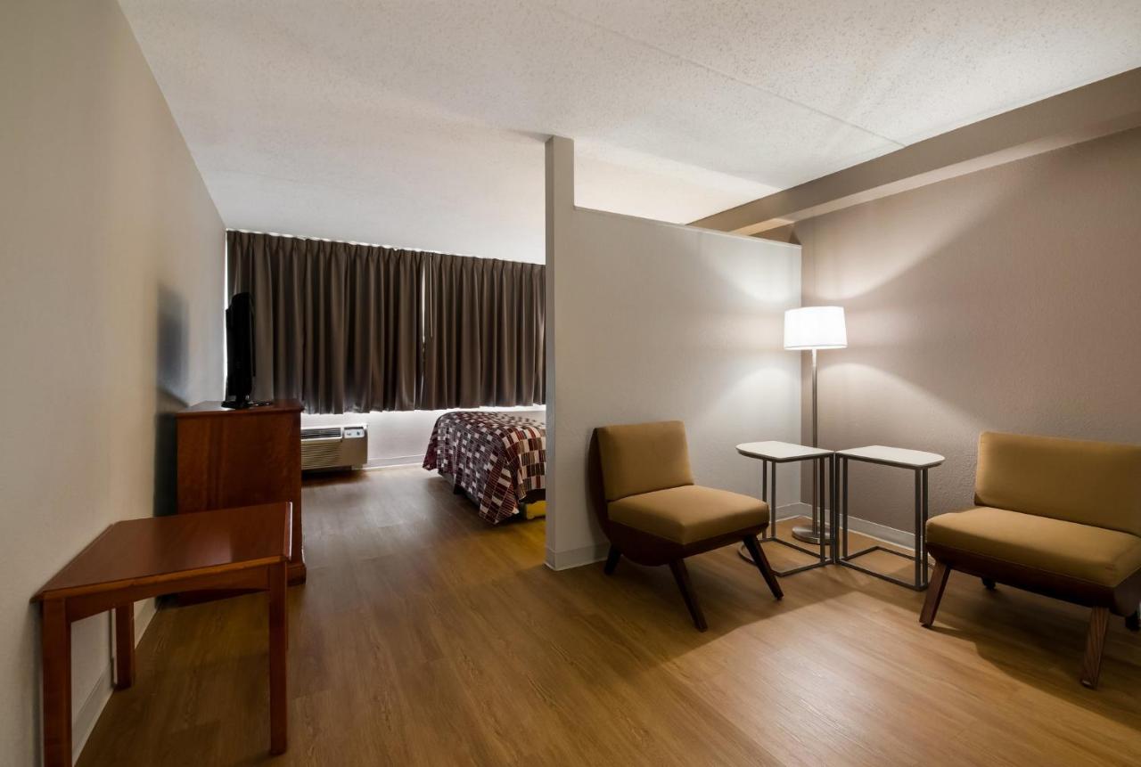 King Suite at Red Roof Inn & Suites Newark - University