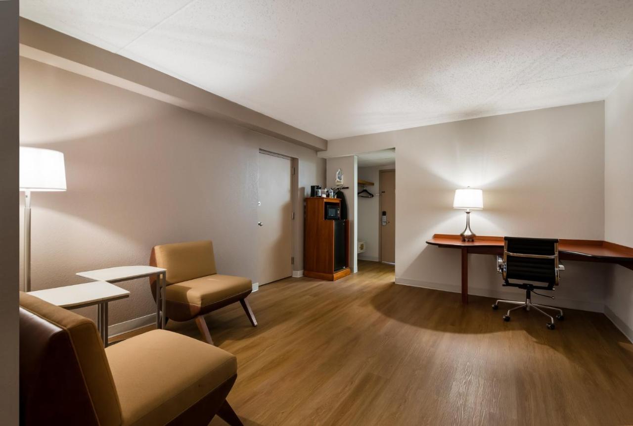 King Suite at Red Roof Inn & Suites Newark - University