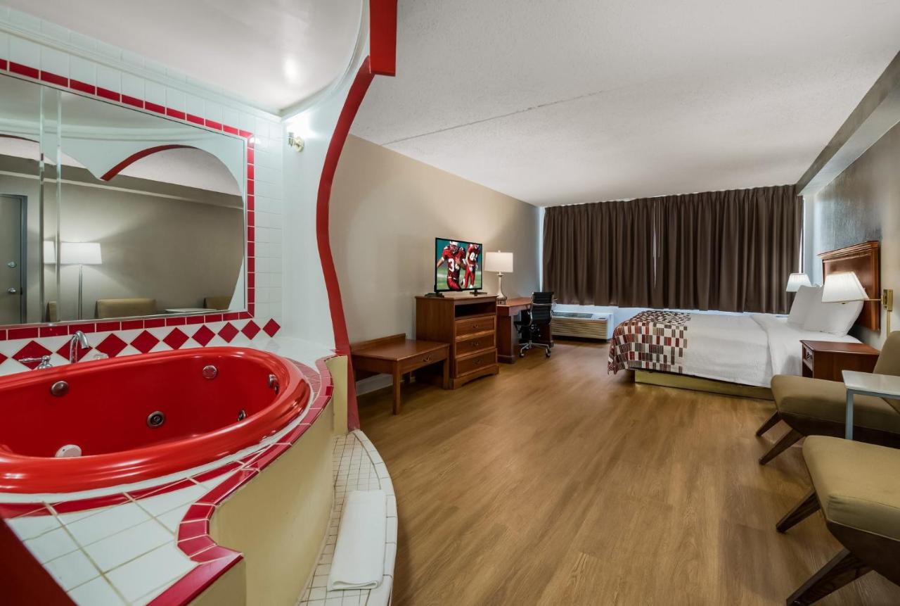 King Suite with Spa Bath at Red Roof Inn & Suites Newark - University