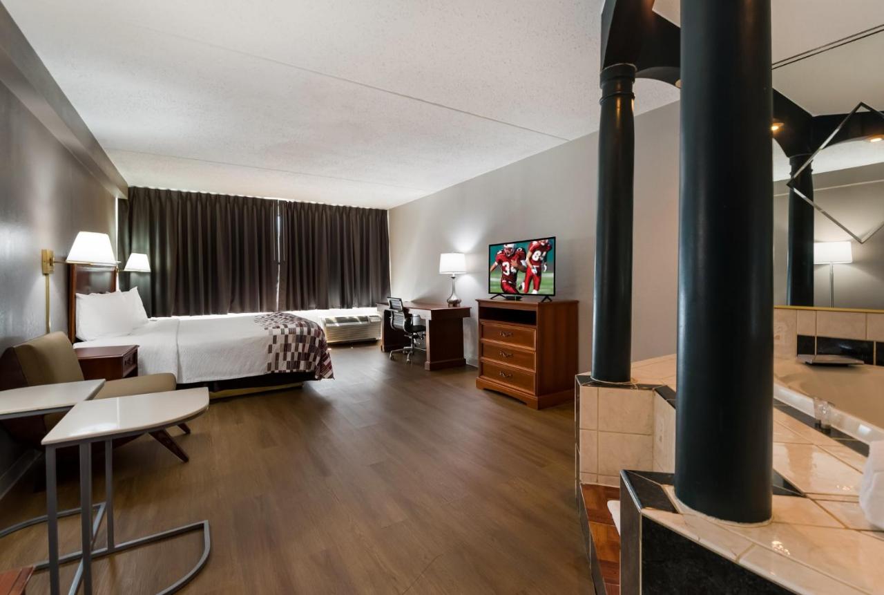 King Suite with Spa Bath at Red Roof Inn & Suites Newark - University