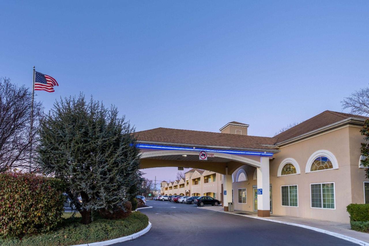 | Days Inn & Suites by Wyndham Cherry Hill - Philadelphia