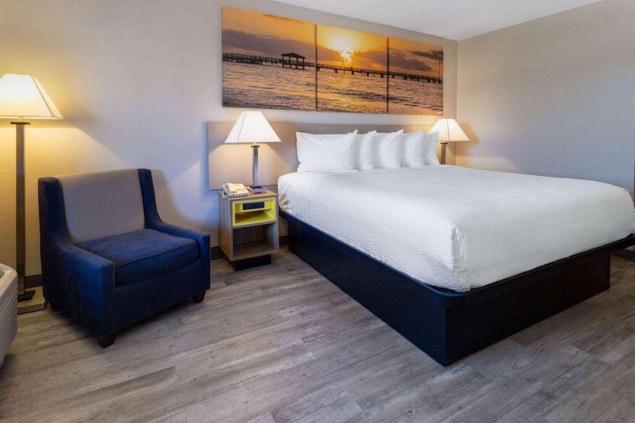 | Days Inn & Suites by Wyndham Cherry Hill - Philadelphia