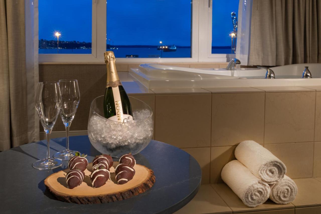 King Room with Whirlpool at Silver Cloud Hotel - Seattle Stadium