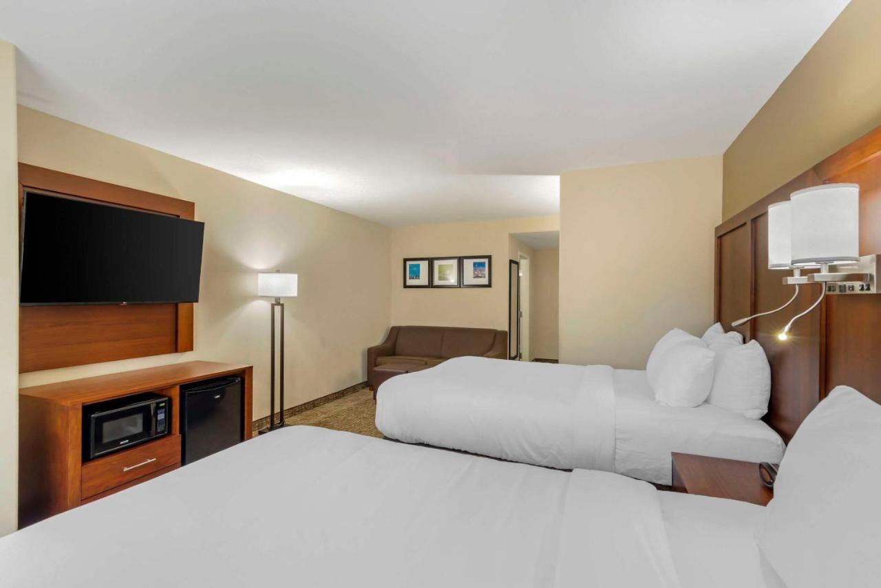 Queen Room with Two Queen Beds at Comfort Suites At Kennesaw State University