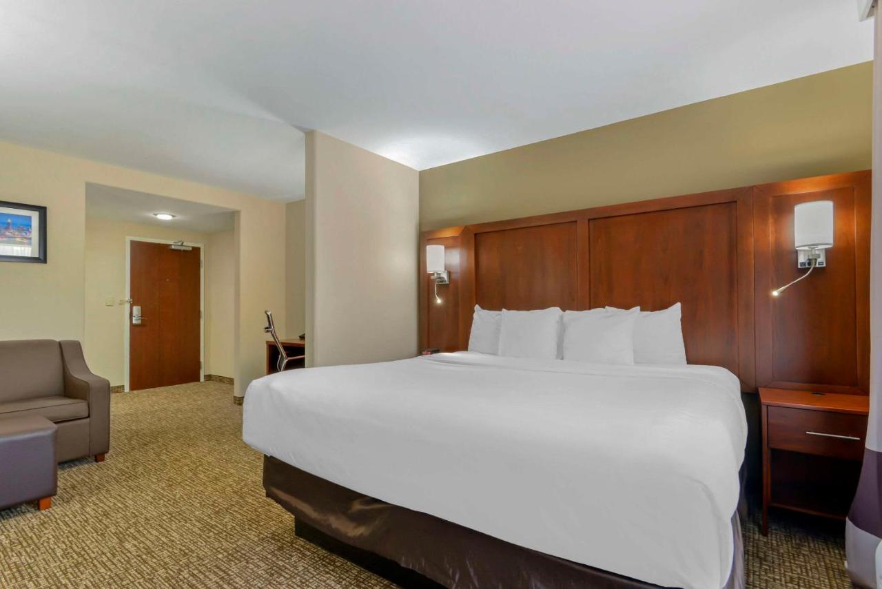 King Suite - Non-Smoking at Comfort Suites At Kennesaw State University