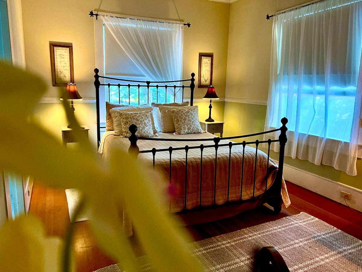 | Elegant Royal Suites at Aloha Boutique Vegan B&B Inn, alcohol-free, smoke-free