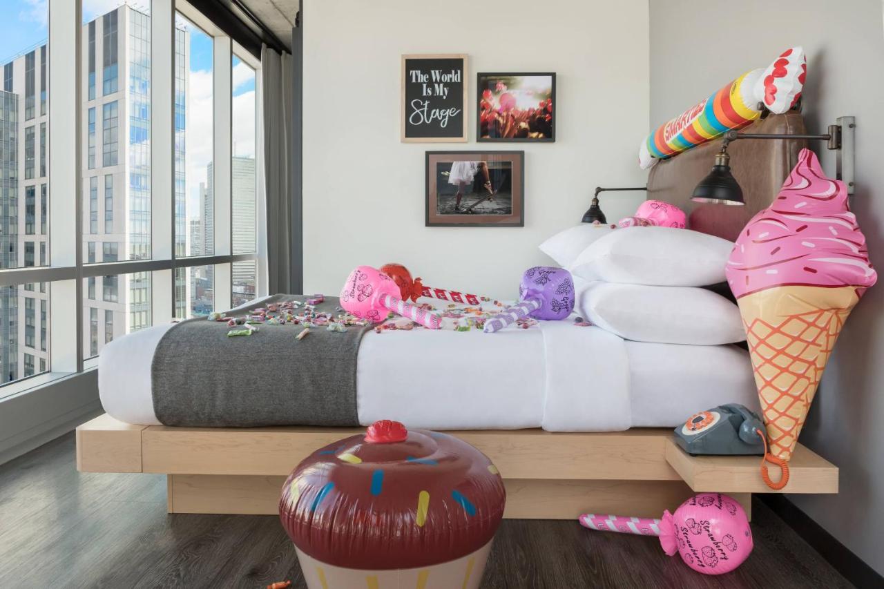 Backstage, Guest room, 1 Queen at Moxy Boston Downtown