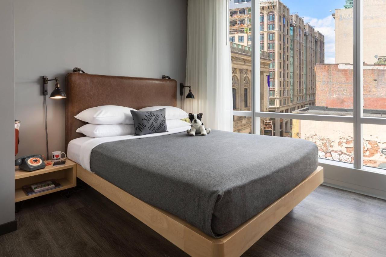 Backstage, Guest room, 1 Queen at Moxy Boston Downtown