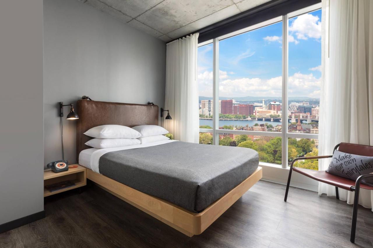 River View, Guest room, 1 Queen at Moxy Boston Downtown