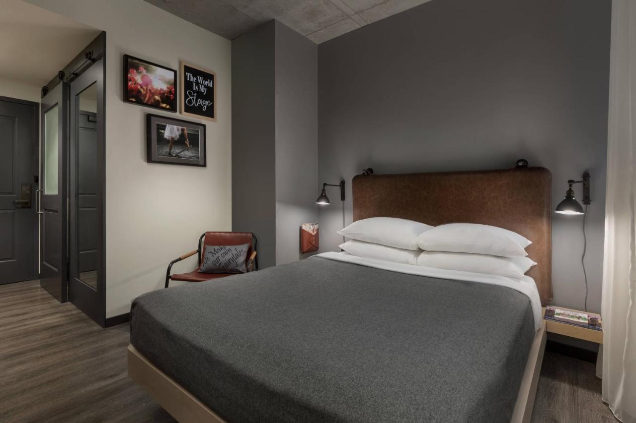 Backstage, Guest room, 1 Queen at Moxy Boston Downtown