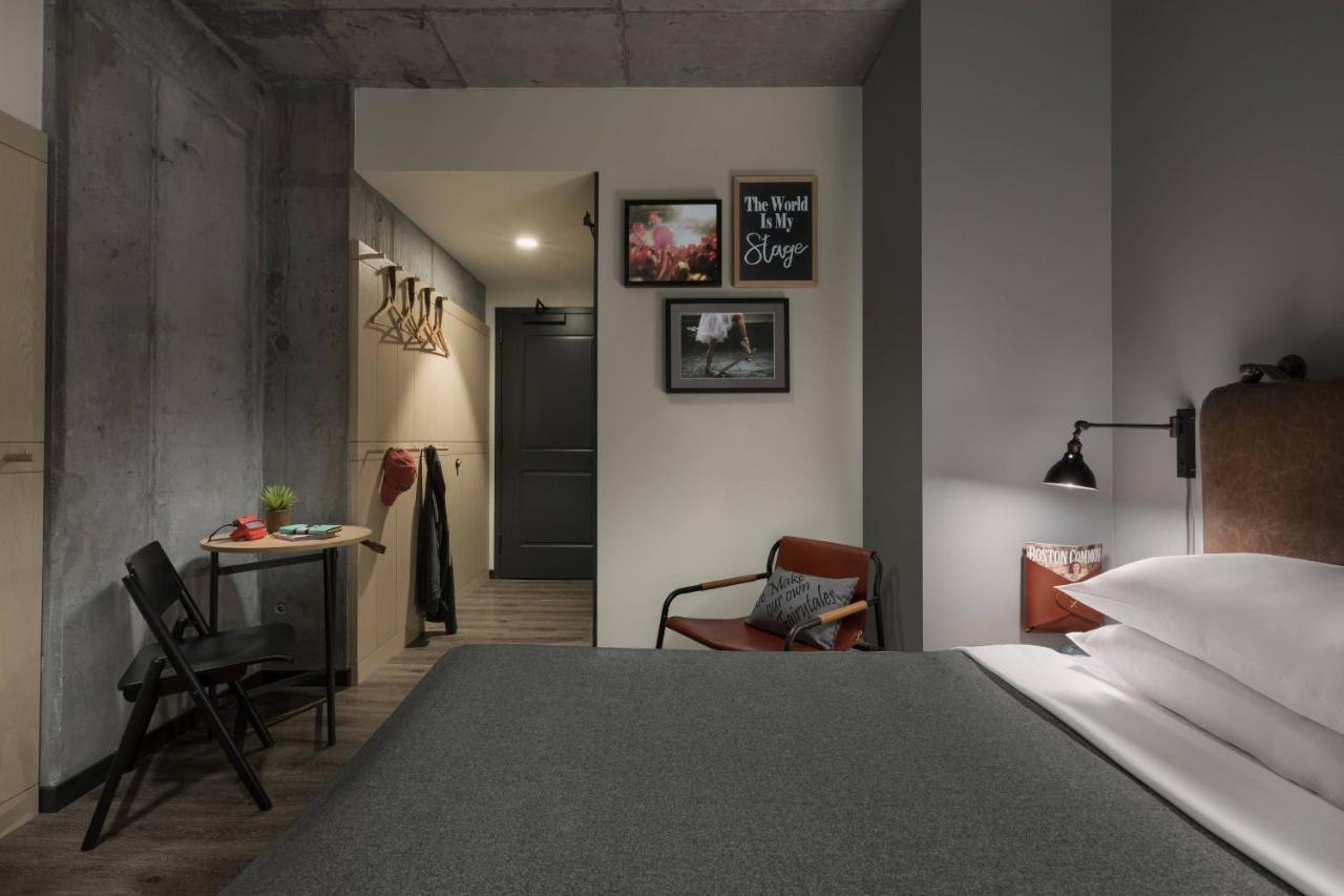 Backstage, Guest room, 1 Queen at Moxy Boston Downtown