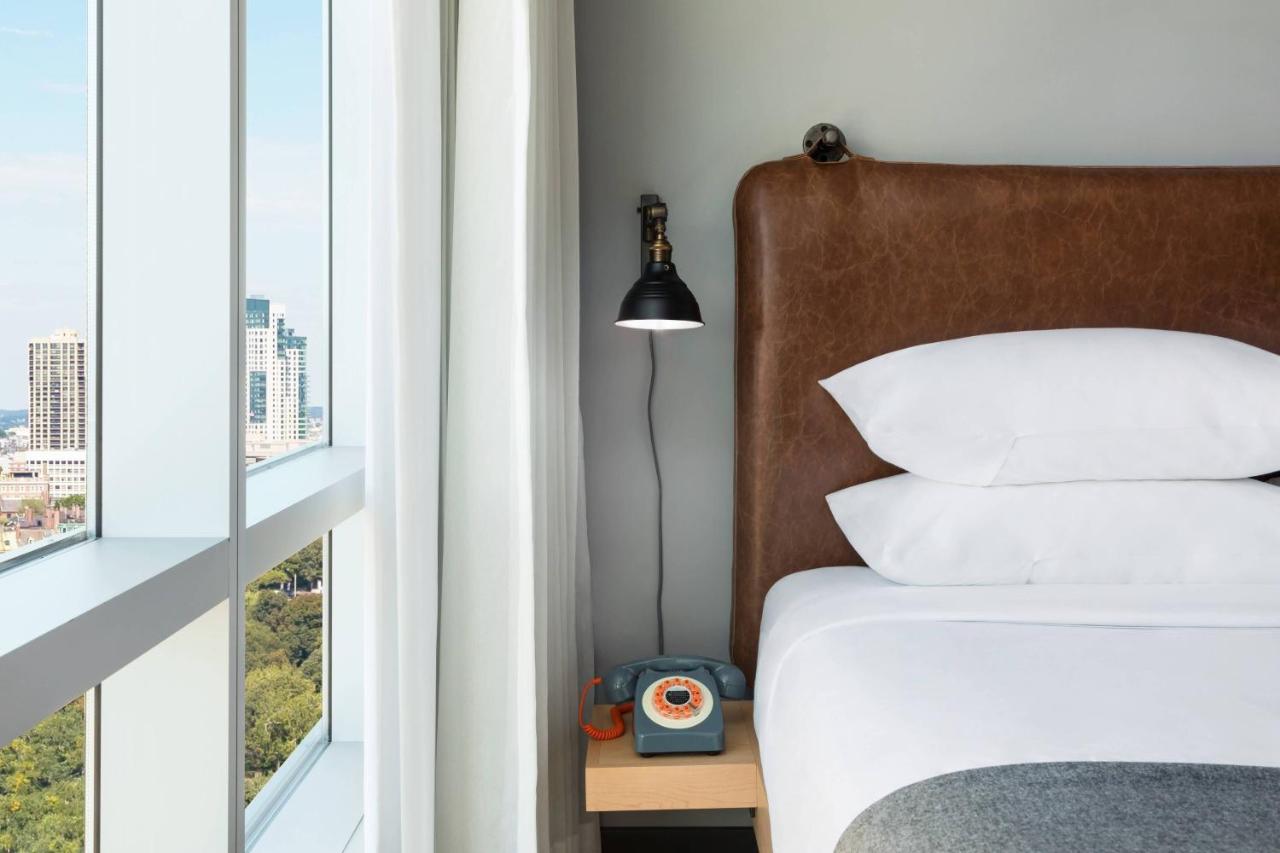 Backstage, Guest room, 1 Queen at Moxy Boston Downtown