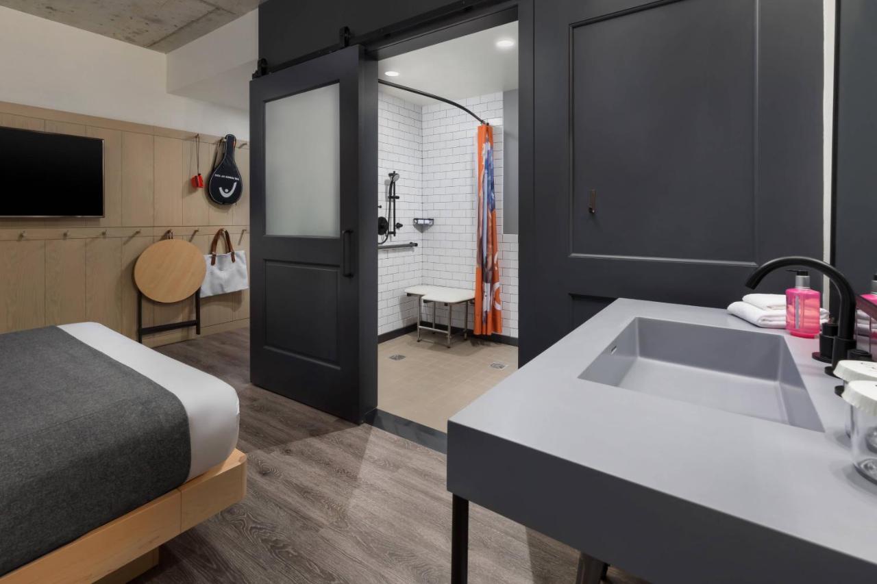 Backstage, Guest room, 1 Queen at Moxy Boston Downtown