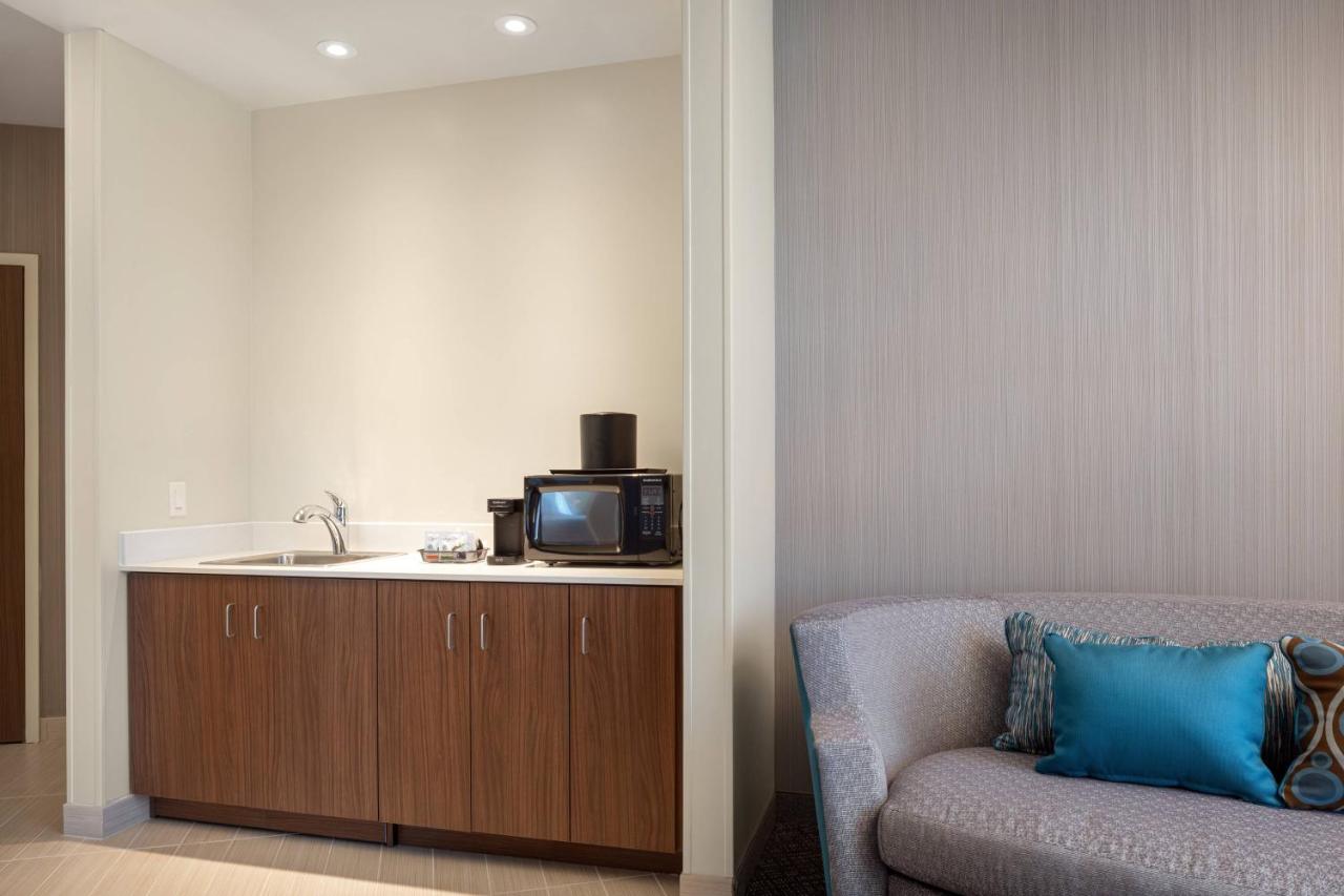 One-Bedroom King Suite with Sofa Bed at Courtyard by Marriott Petaluma Sonoma County