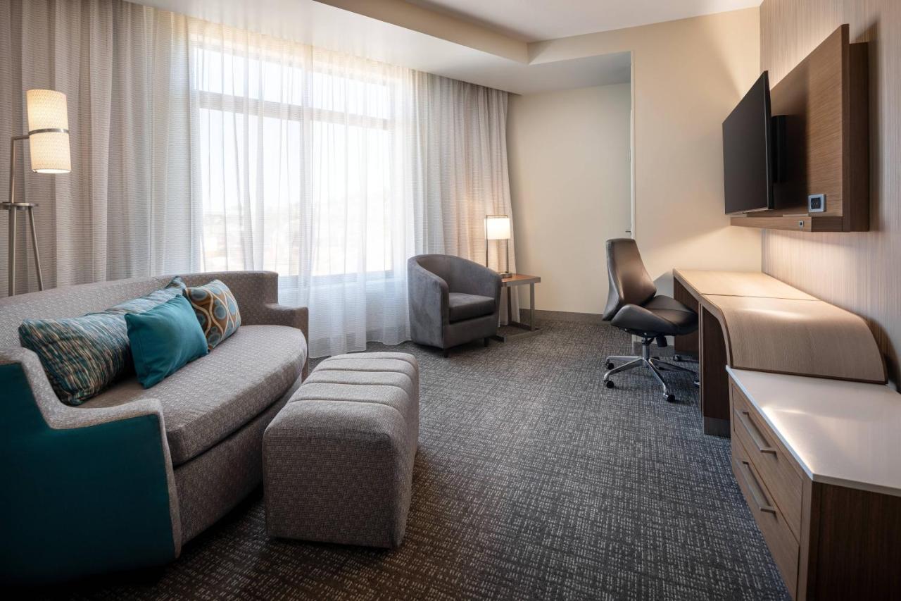 One-Bedroom King Suite with Sofa Bed at Courtyard by Marriott Petaluma Sonoma County