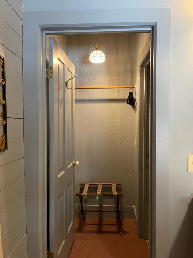 | Carriage House Bed & Breakfast