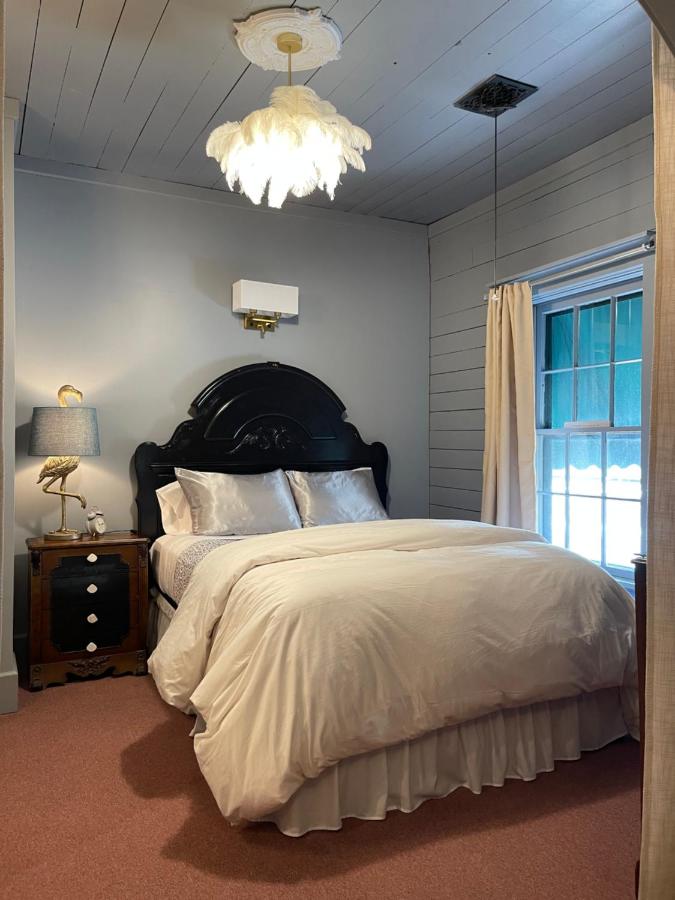 | Carriage House Bed & Breakfast