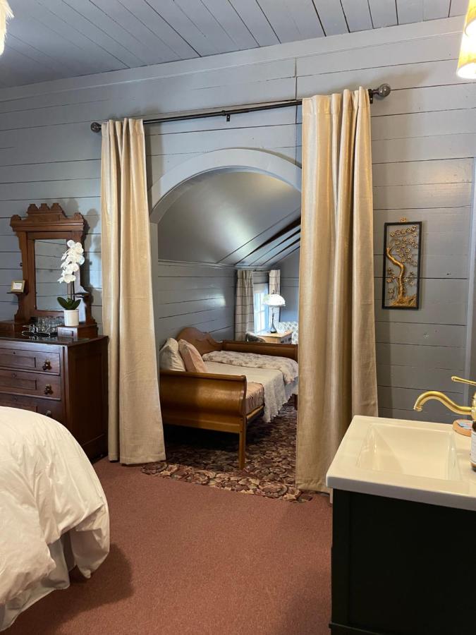 | Carriage House Bed & Breakfast