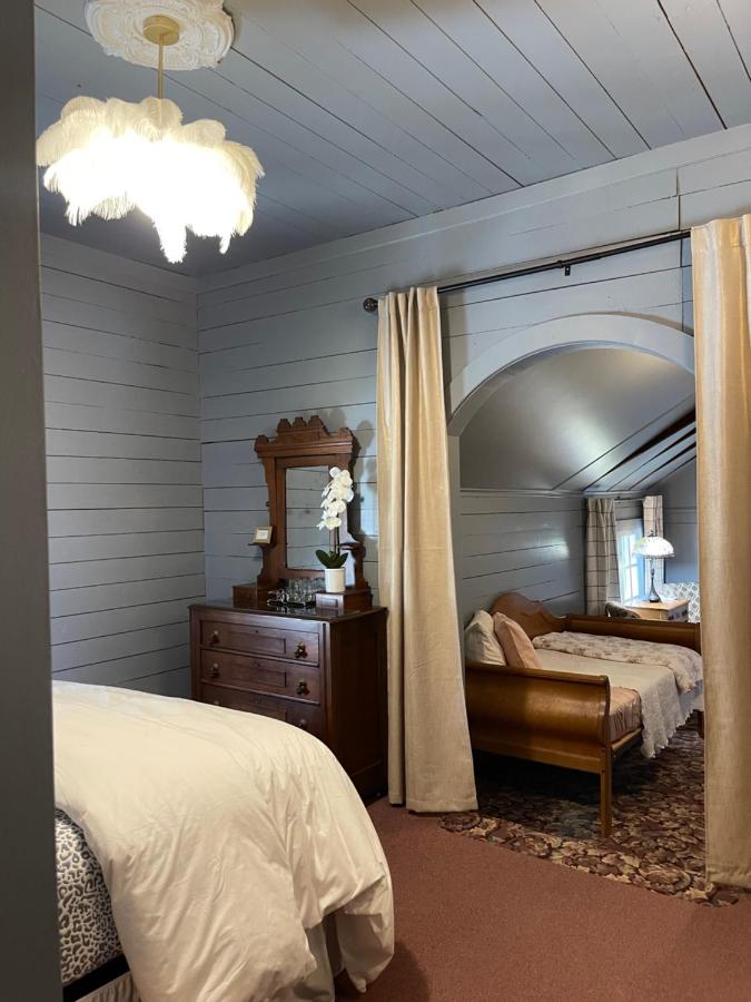 | Carriage House Bed & Breakfast
