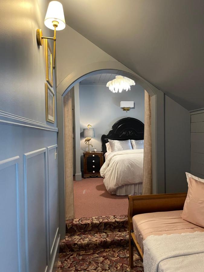 | Carriage House Bed & Breakfast