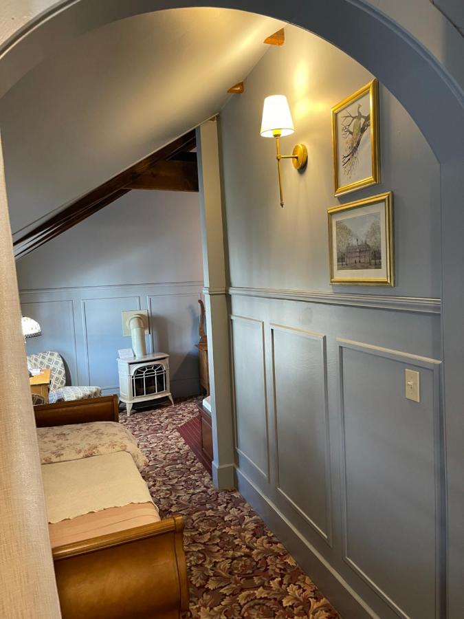 | Carriage House Bed & Breakfast