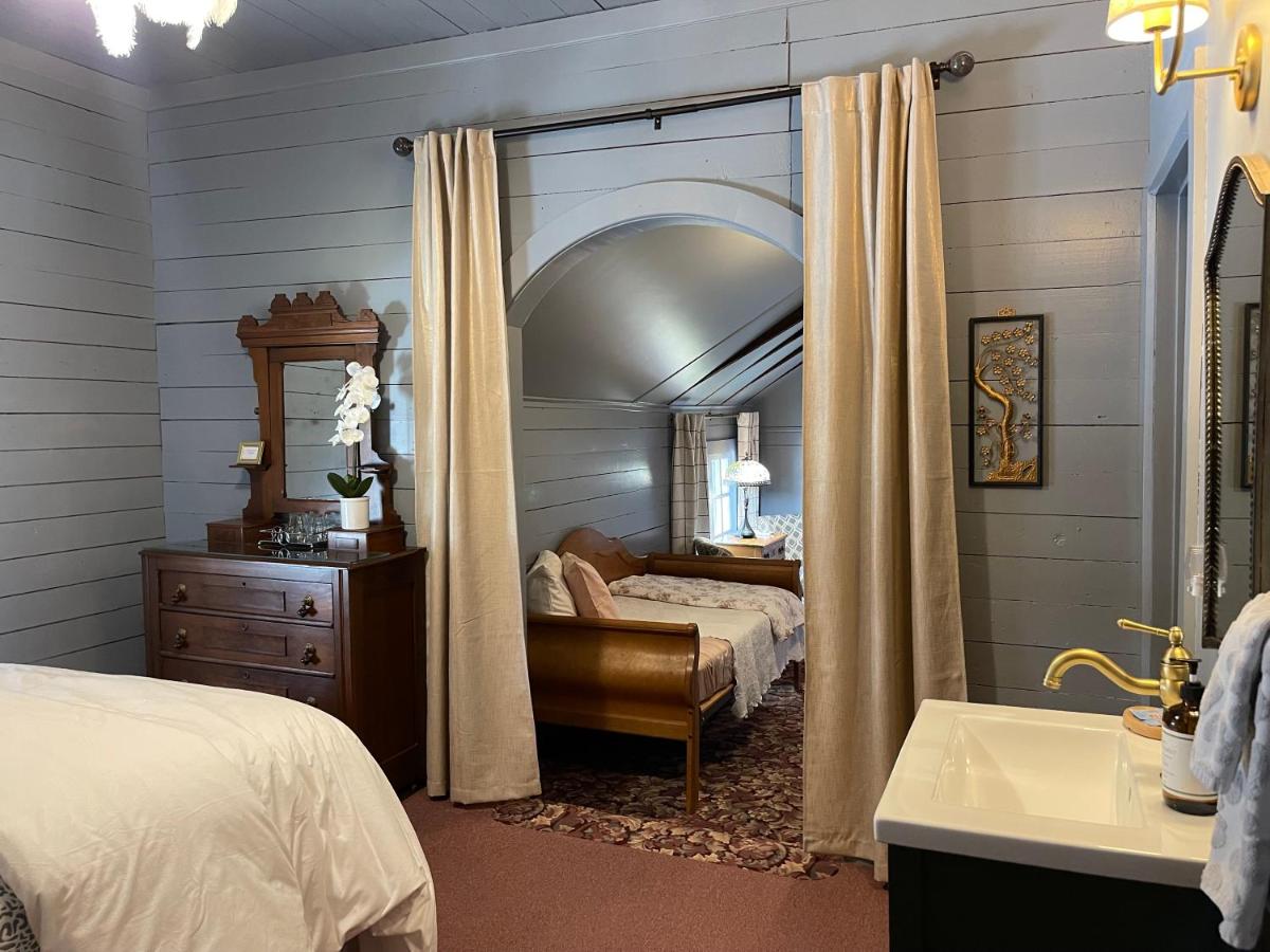 | Carriage House Bed & Breakfast