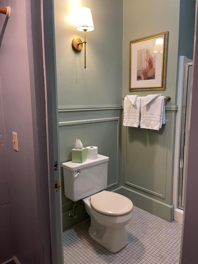 | Carriage House Bed & Breakfast
