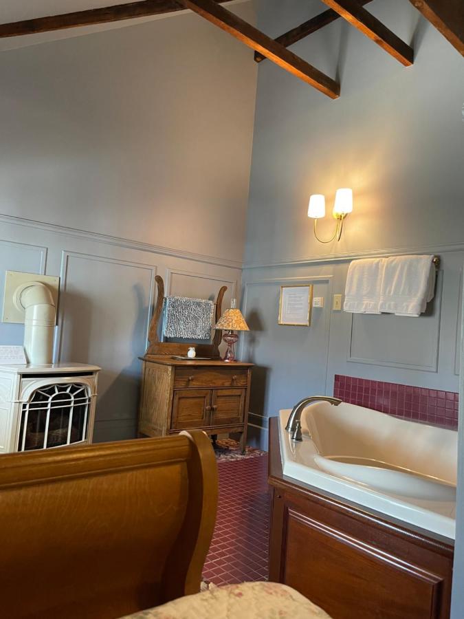 | Carriage House Bed & Breakfast
