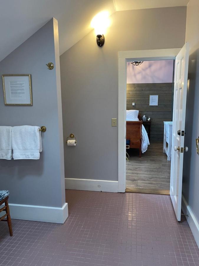 | Carriage House Bed & Breakfast