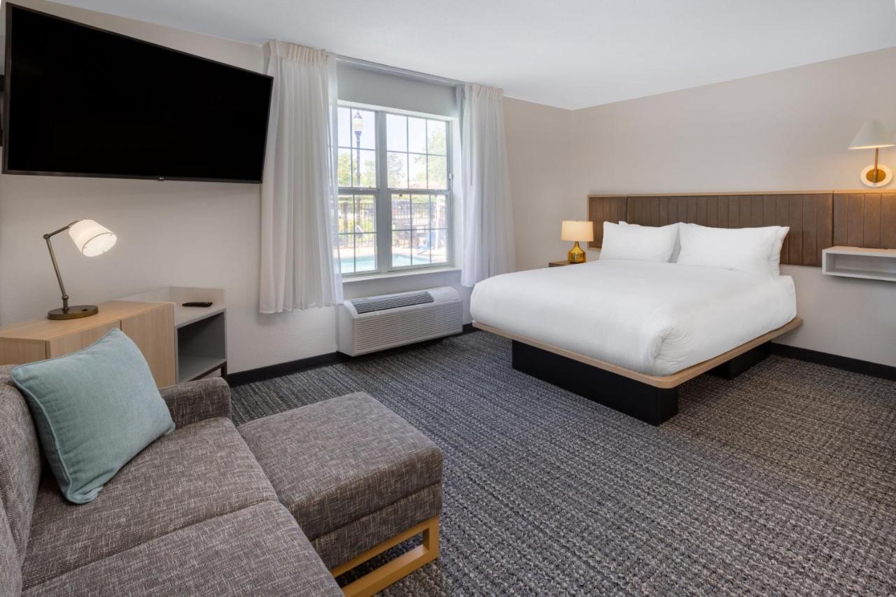 Deluxe Queen Studio with Sofa Bed at TownePlace Suites by Marriott Metairie New Orleans