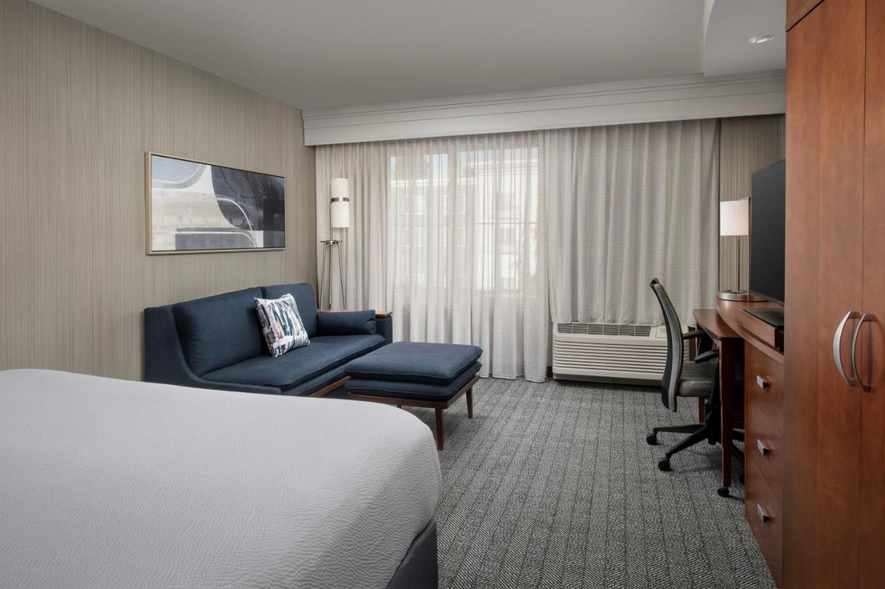 One-Bedroom King Room with Sofa Bed at Courtyard by Marriott Seattle Kirkland