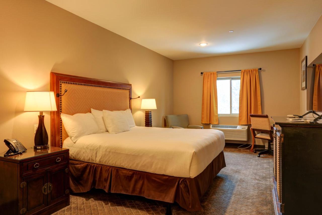 Deluxe King Room at Wagon Wheel Hotel