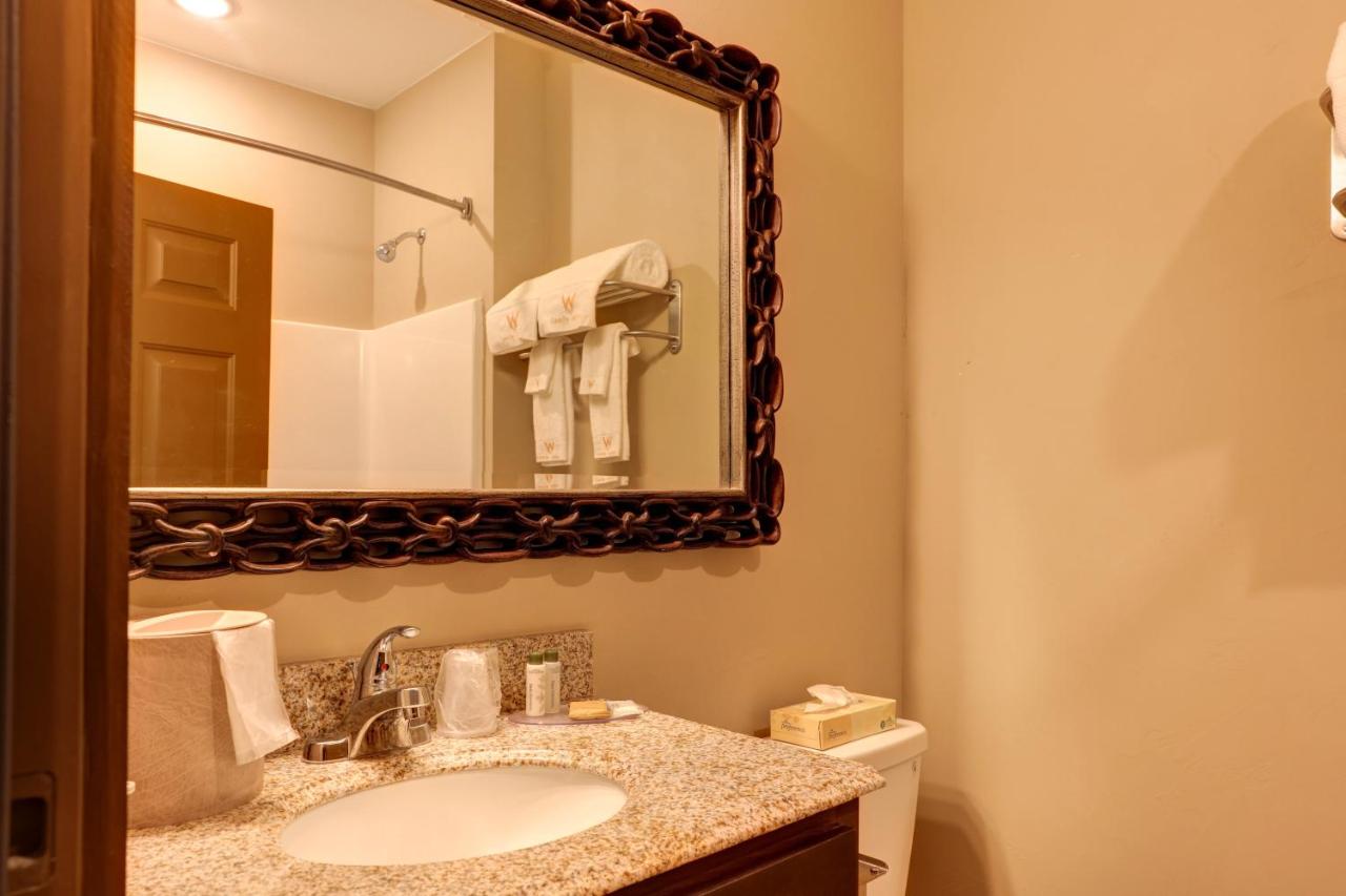 Deluxe King Room at Wagon Wheel Hotel