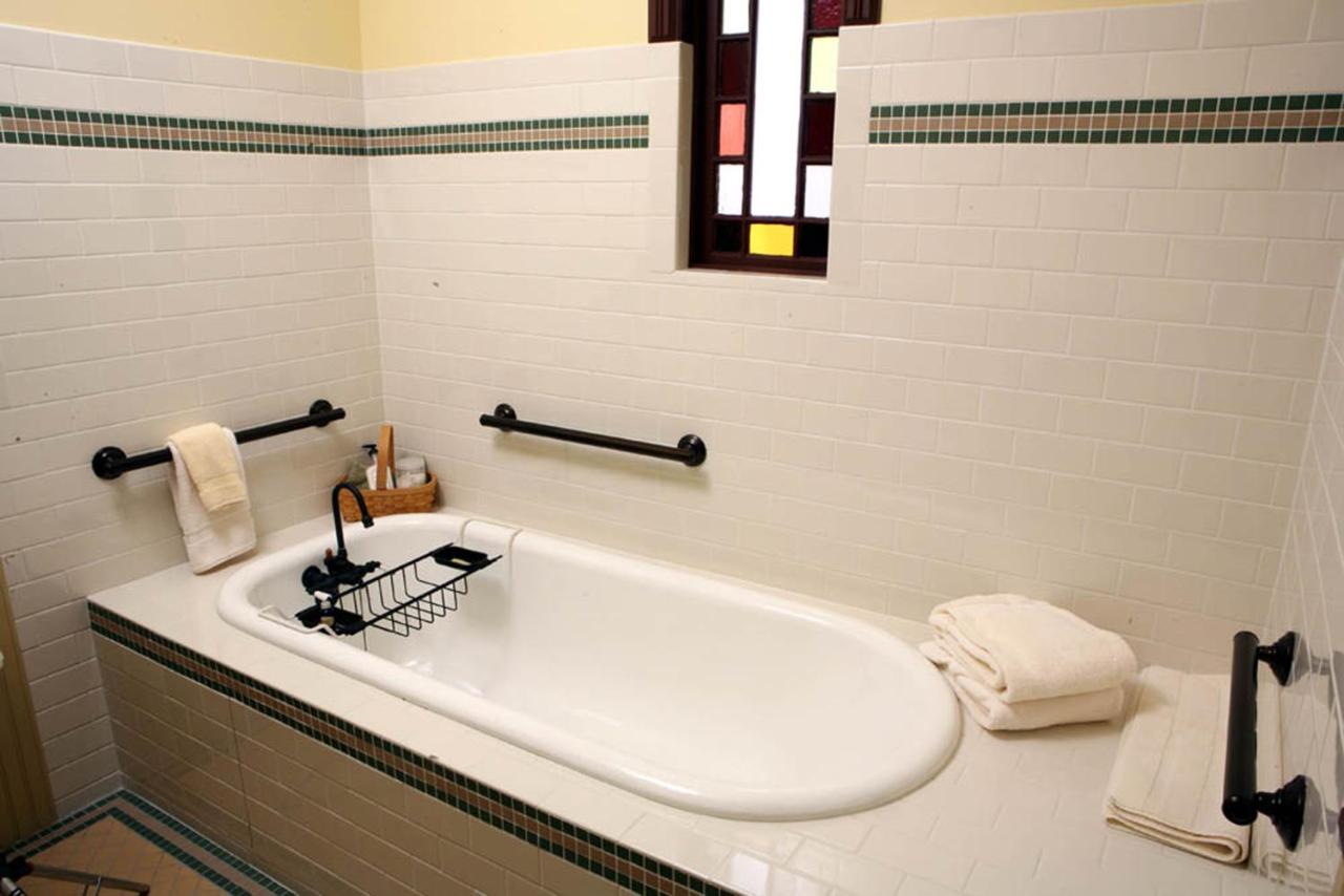  | Martin & Mason Hotel