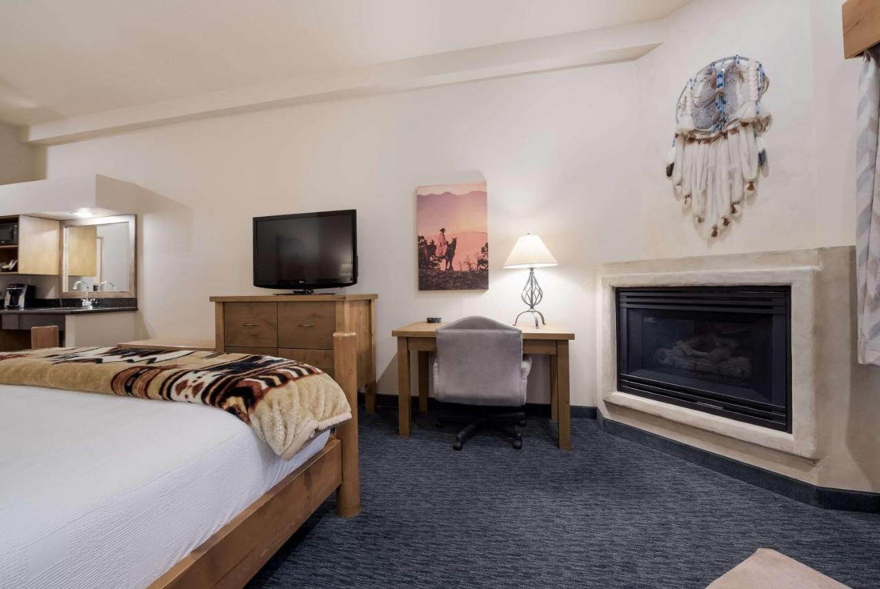 King Room with Roll-in Shower - Disability Access -Non-smoking at Best Western Plus Kentwood Lodge