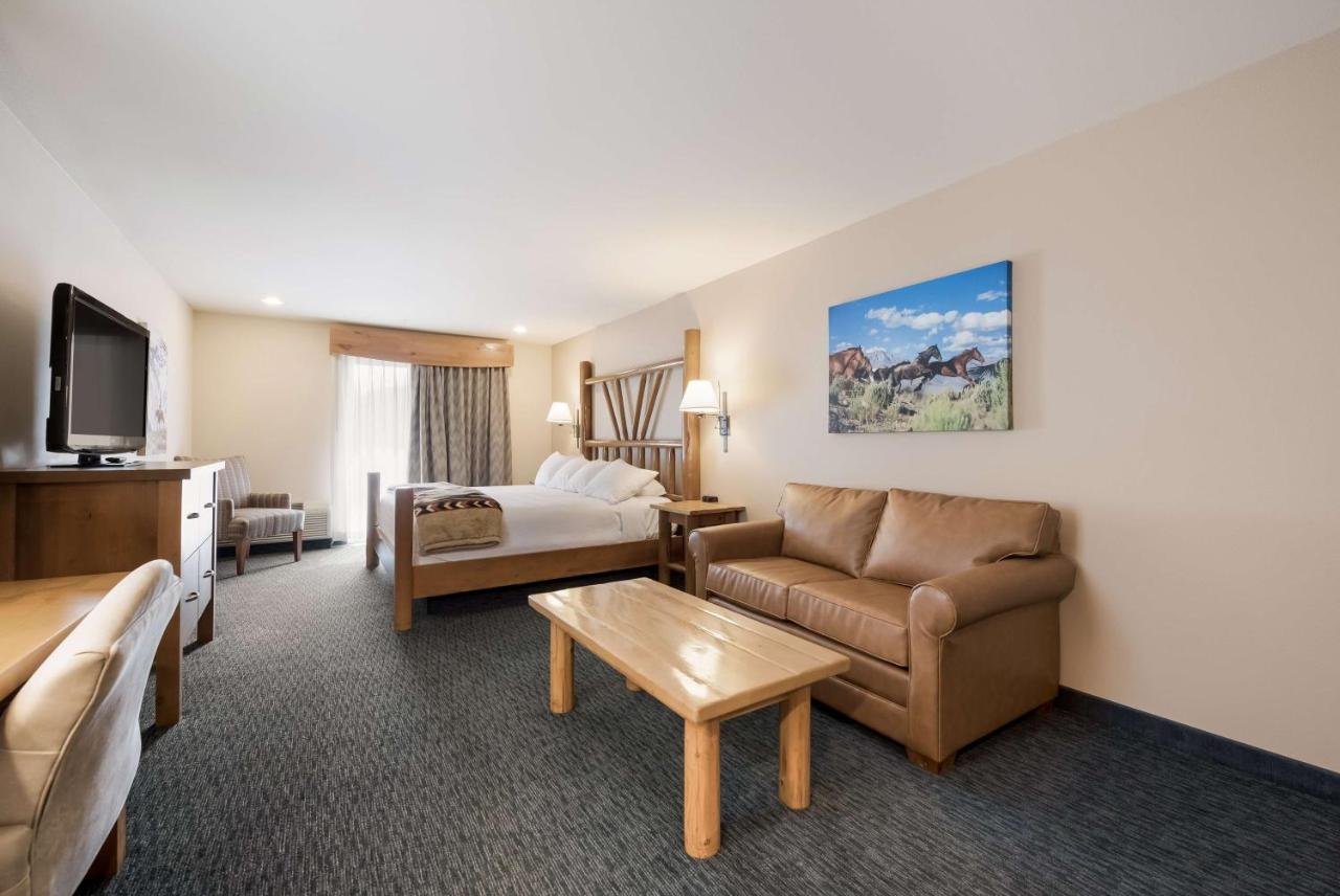 Large King Room with Balcony - Non Smoking at Best Western Plus Kentwood Lodge