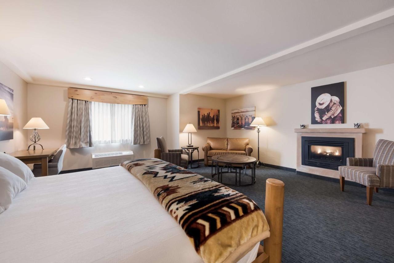 Large King Room with Fireplace - Non-Smoking at Best Western Plus Kentwood Lodge