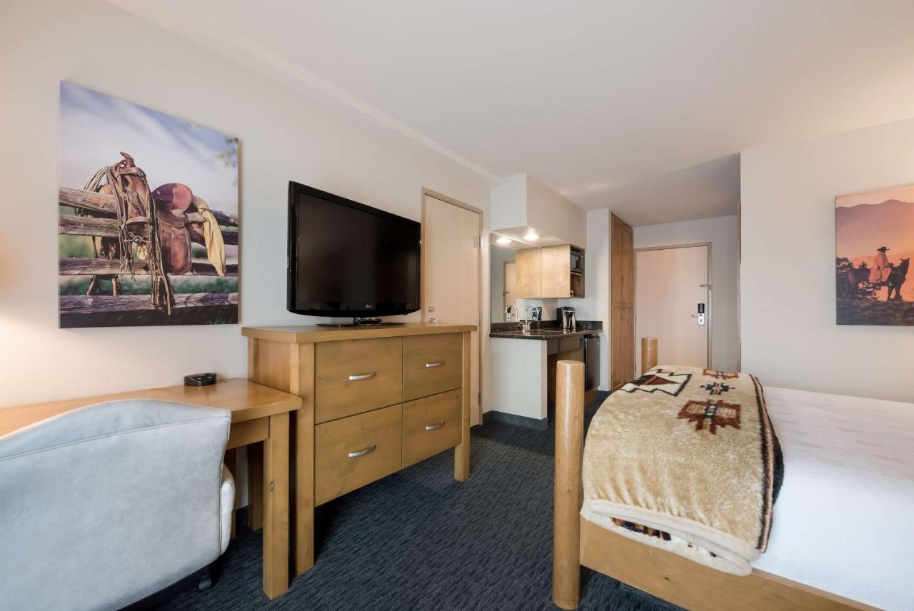 Queen Room with Balcony - Non Smoking at Best Western Plus Kentwood Lodge