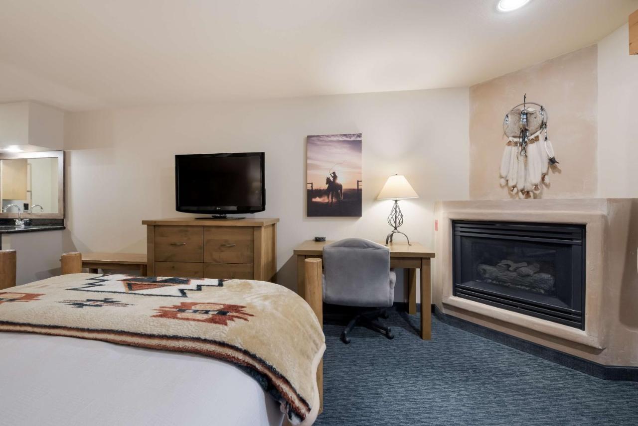 Queen Room with Two Queen Beds with Fireplace- Non-Smoking at Best Western Plus Kentwood Lodge