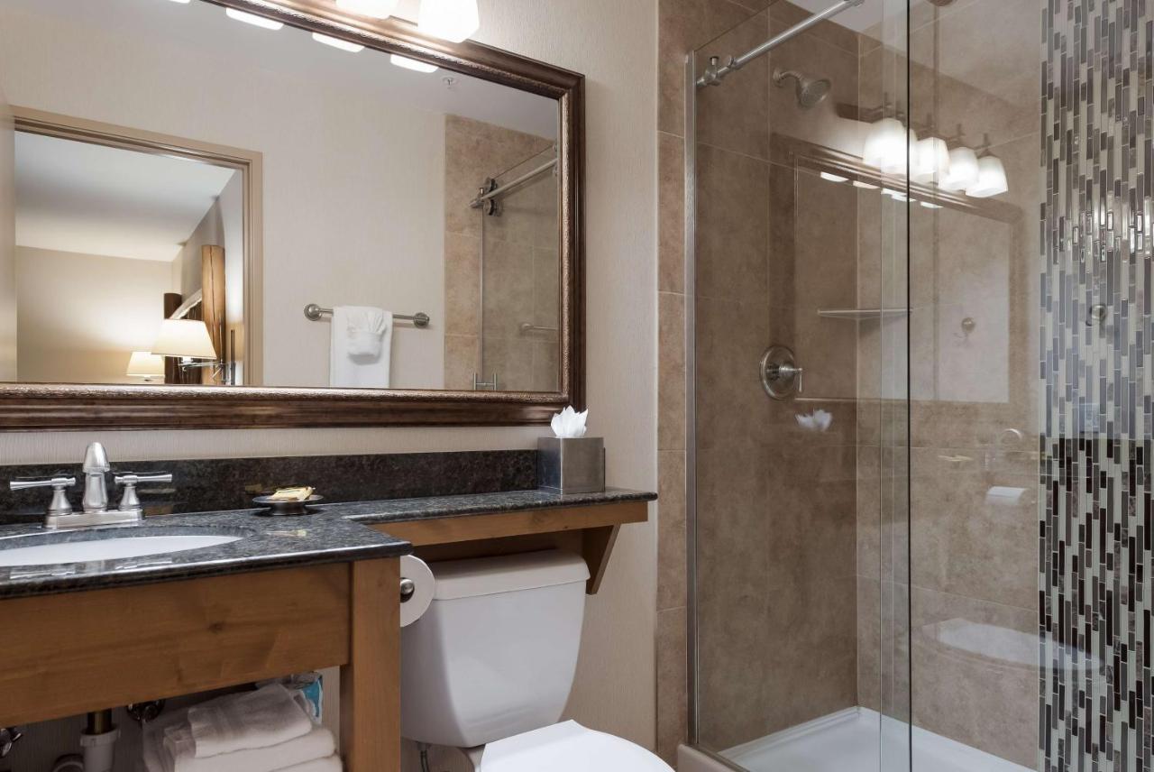Large King Suite with Fireplace and Balcony - Non Smoking at Best Western Plus Kentwood Lodge