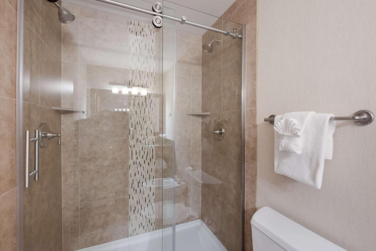 Large King Room with Fireplace - Non-Smoking at Best Western Plus Kentwood Lodge