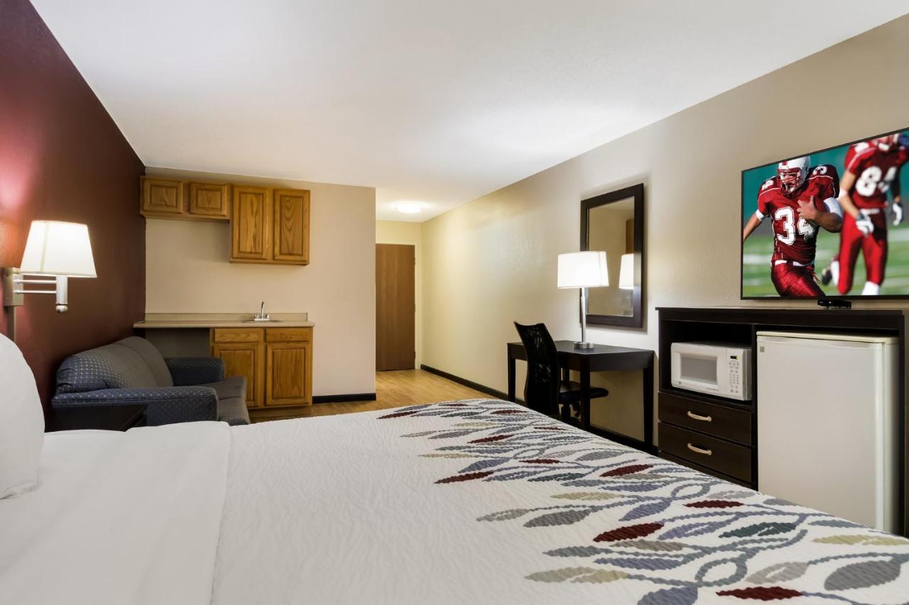 Business King Room - Disability Access/Non-Smoking at Red Roof Inn South Bend - Mishawaka