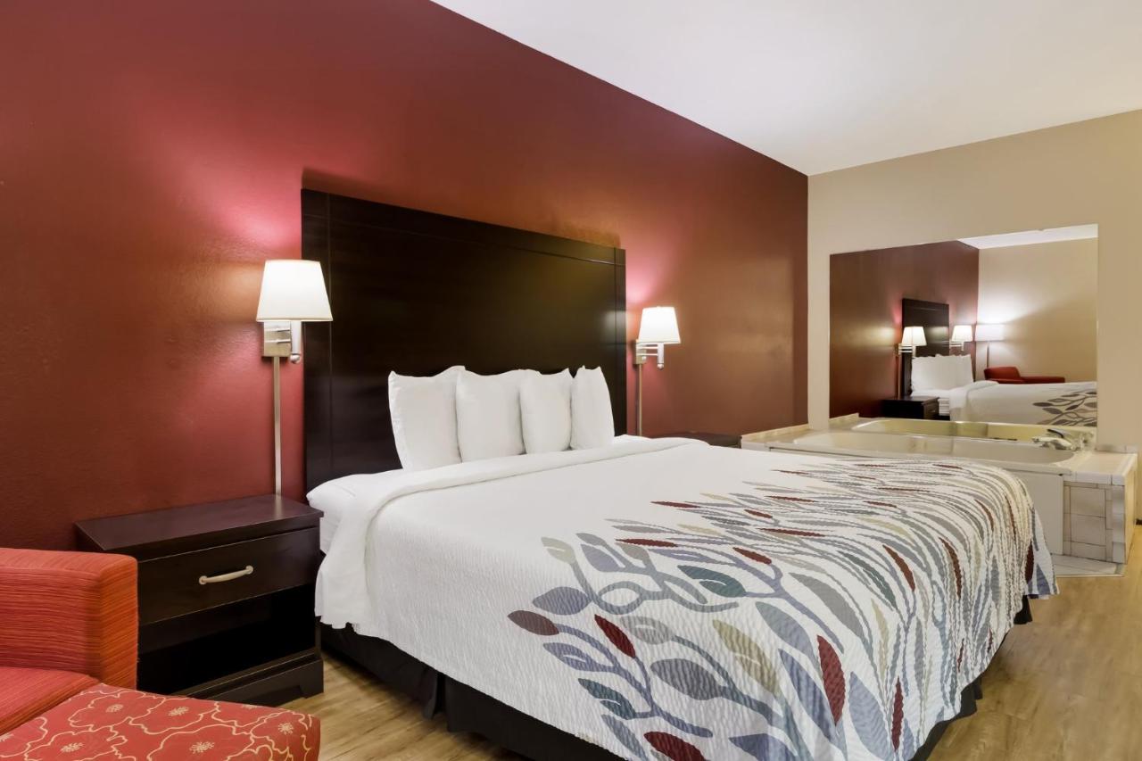 Suite King Room with Hot Tub - Non-Smoking at Red Roof Inn South Bend - Mishawaka